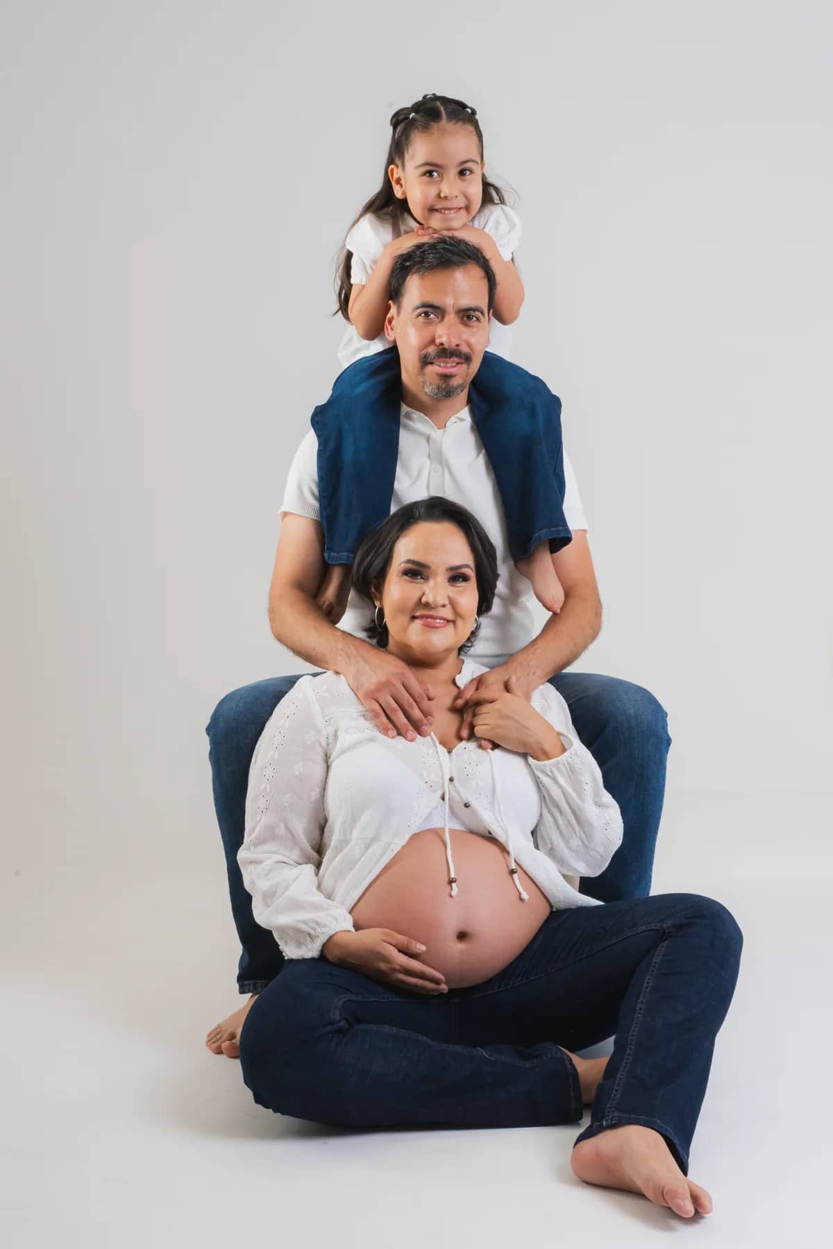 Familia sentada con la niña en hombros