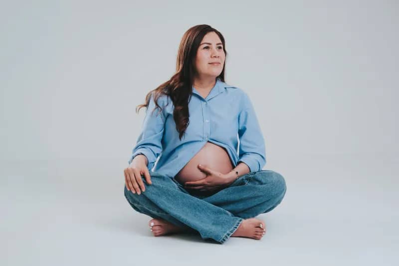 Mujer embarazada sentada