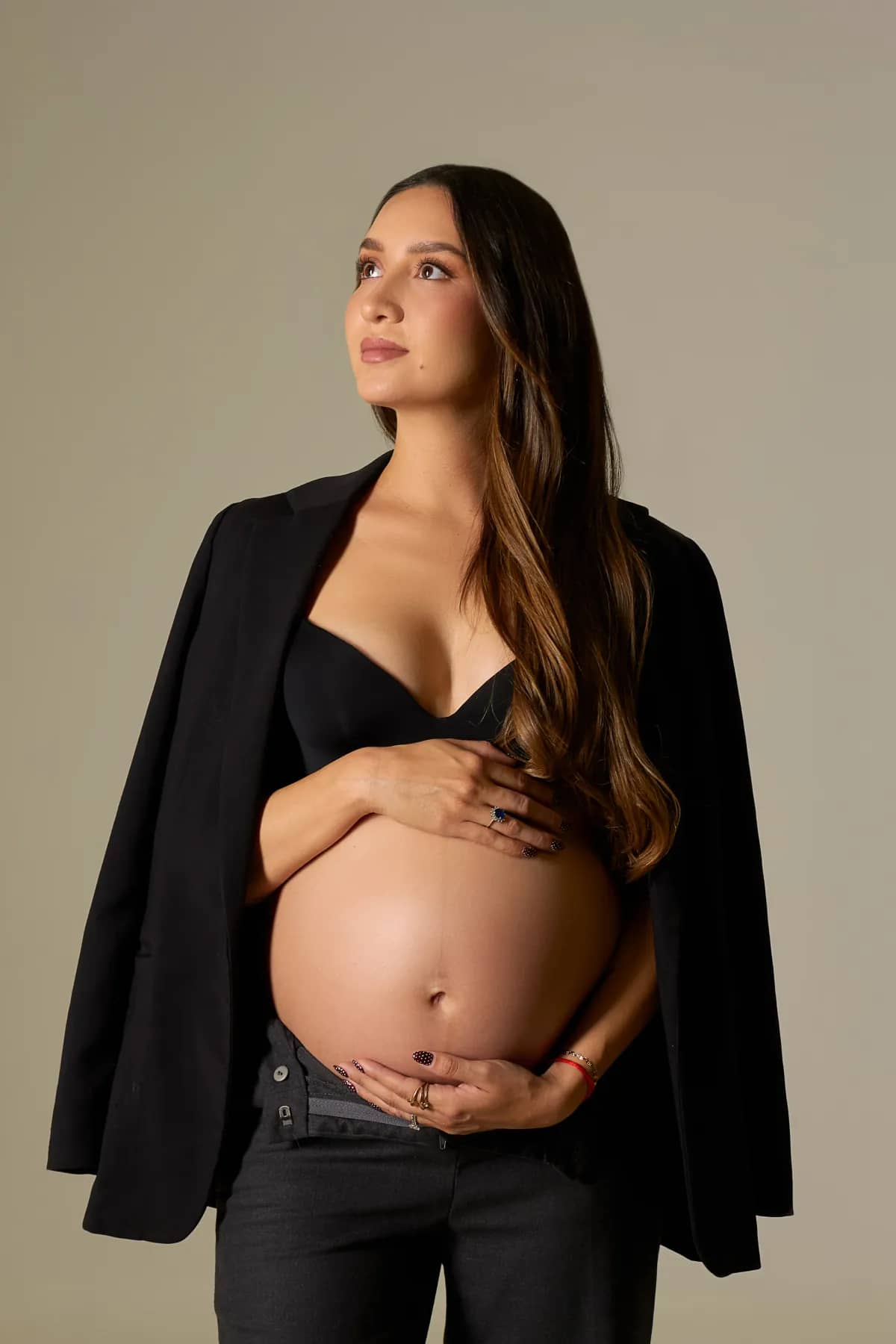 Sesión elegante de maternidad