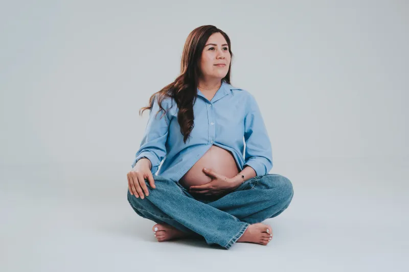 Mujer embarazada sentada