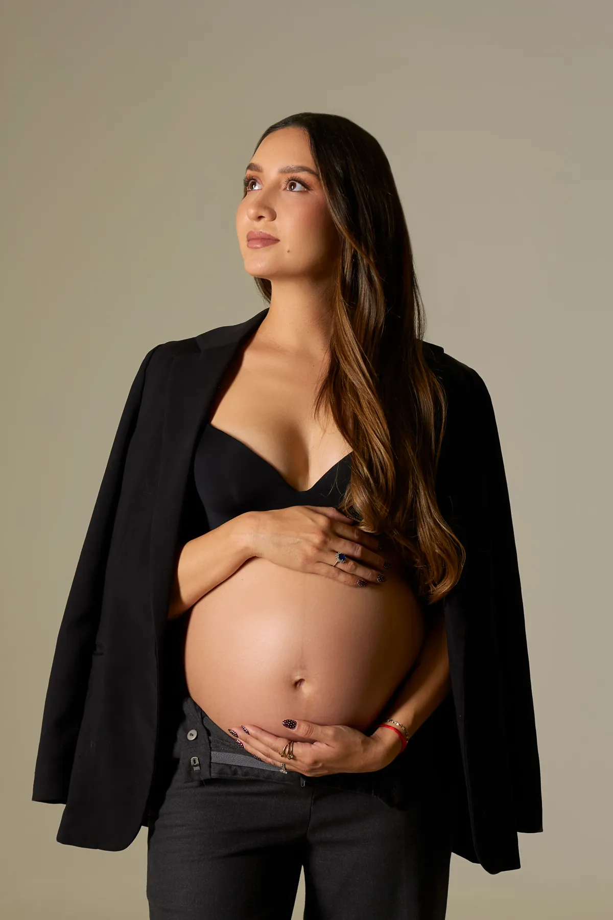 Sesión elegante de maternidad